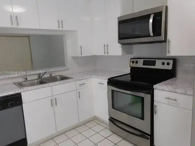 17038 NW 66th Ct, Hialeah FL 33015 photo 4