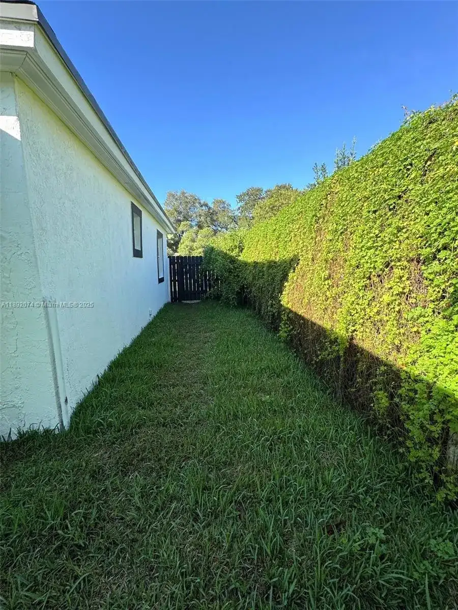 9221 Broad Manor Rd, Miami FL 33147 photo 3