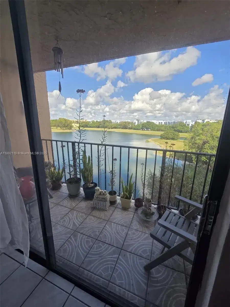 9688 Fontainebleau Blvd # 409, Miami FL 33172 photo 2