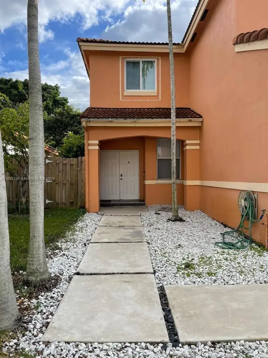 10470 SW 16th St, Pembroke Pines FL 33025 photo 2