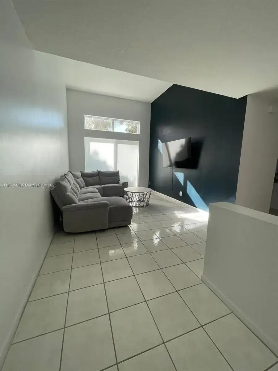 10470 SW 16th St, Pembroke Pines FL 33025 photo 5