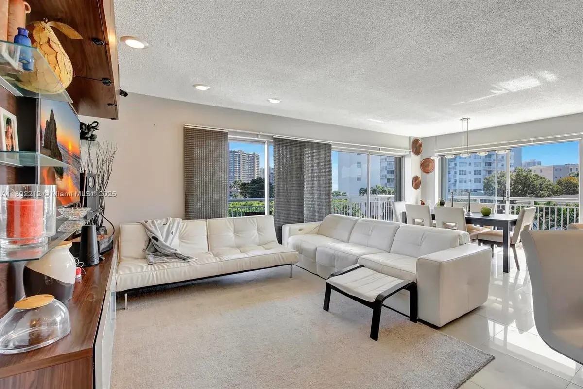 126 Golden Isles Dr # 32A, Hallandale Beach FL 33009