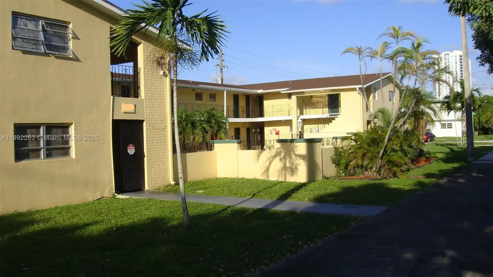 2285 NE 172nd St, North Miami Beach FL 33160 photo 2