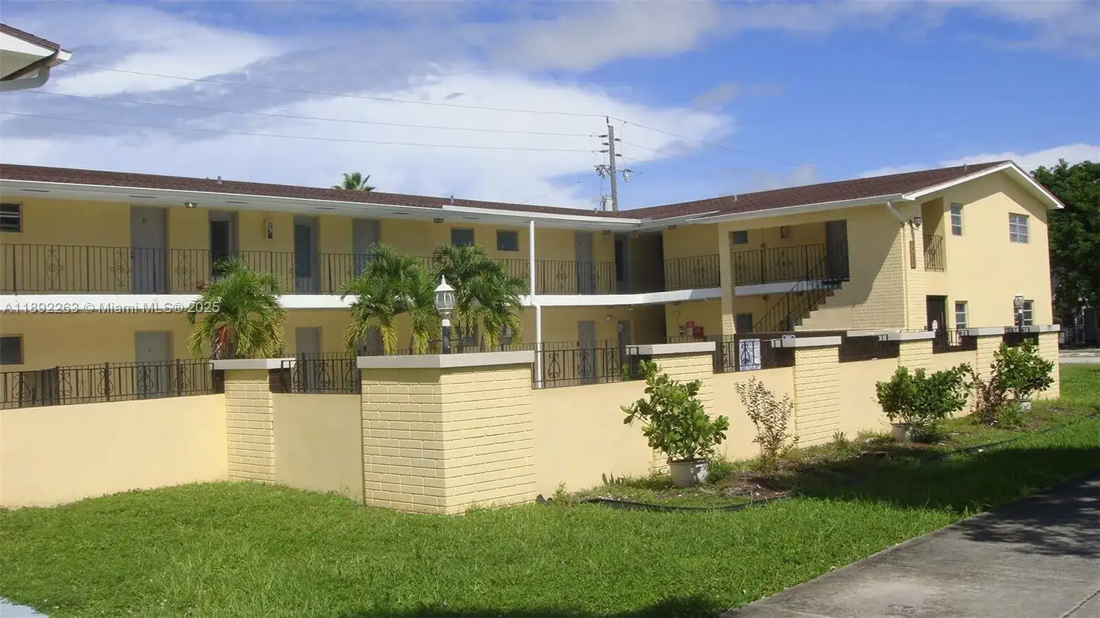 2285 NE 172nd St, North Miami Beach FL 33160 photo 3