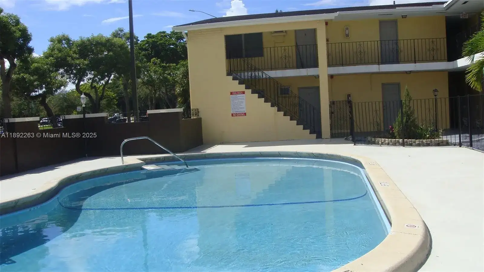2285 NE 172nd St, North Miami Beach FL 33160 photo 4
