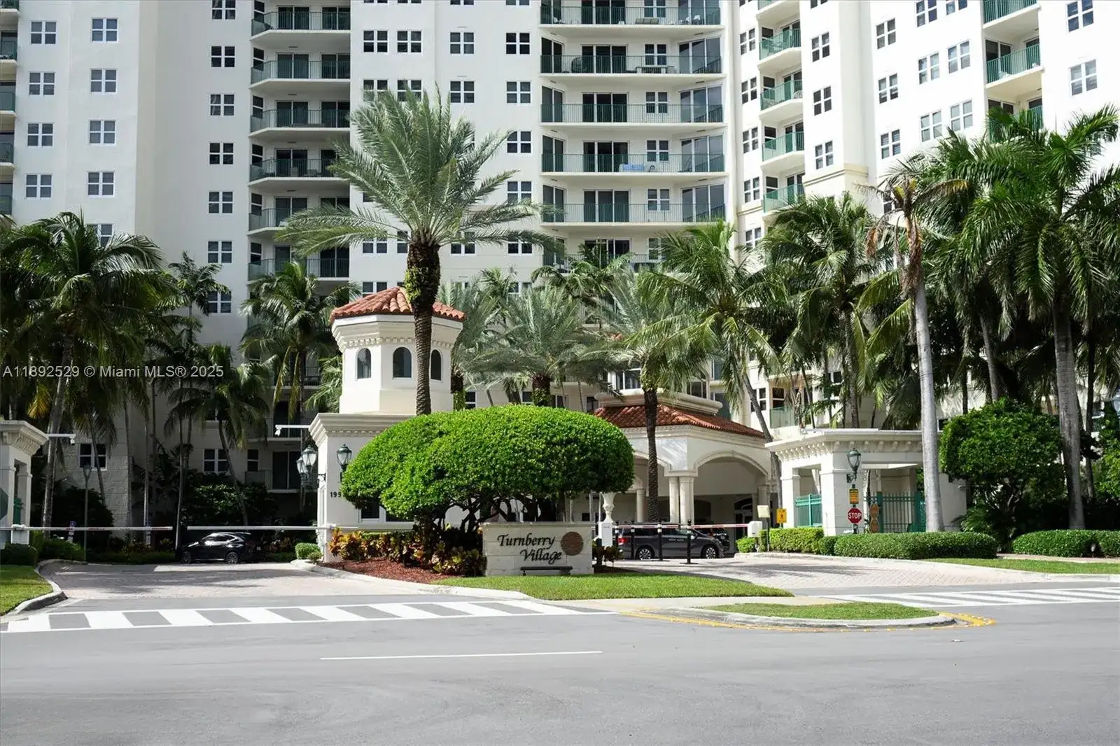 20000 E Country Club Dr, Aventura FL 33180 photo 3