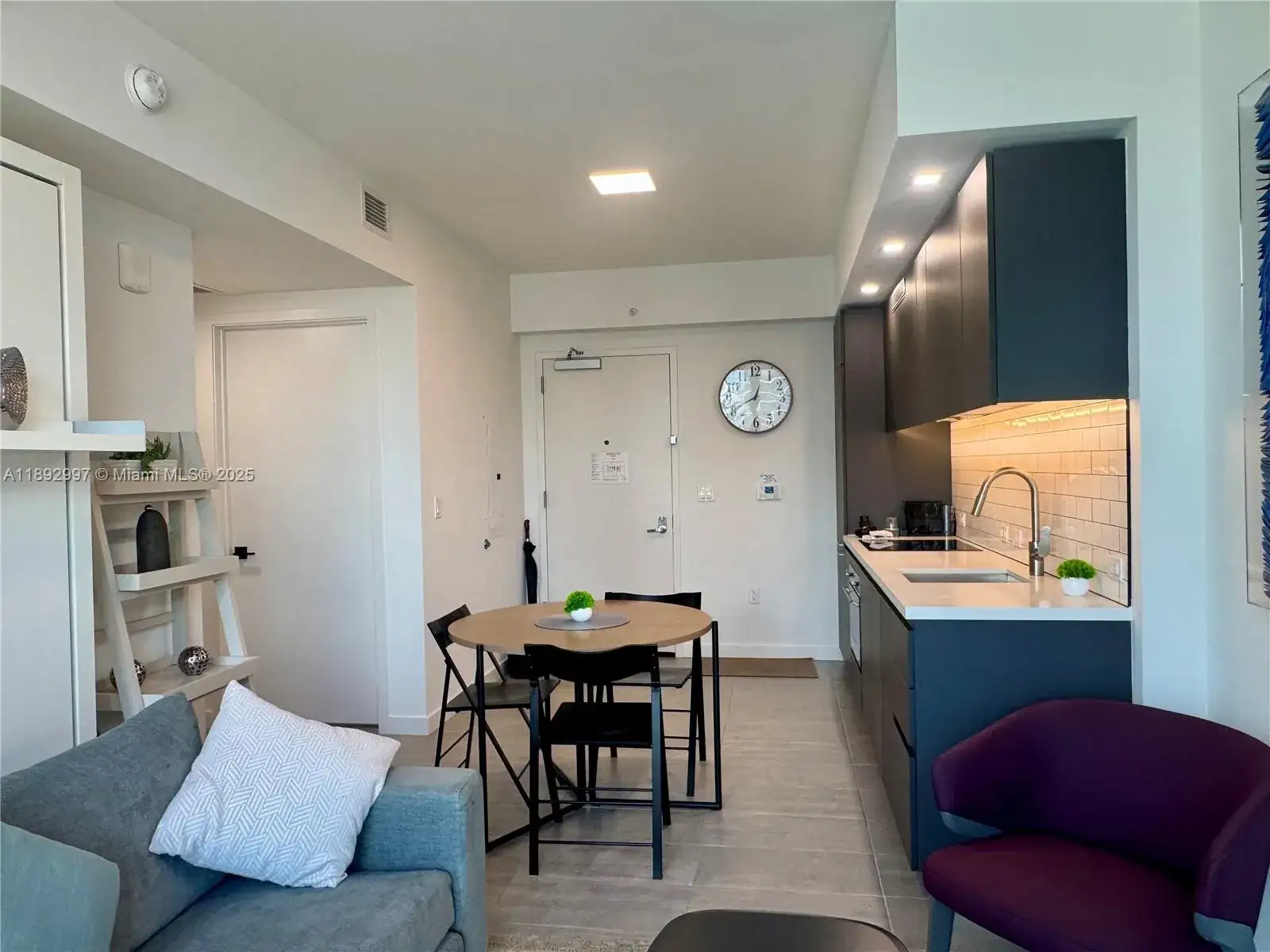 227 NE 2nd St # 2105, Miami FL 33132 photo 4