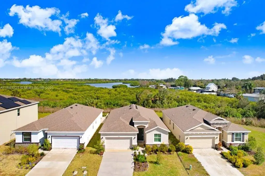 4013 Lively Coral Pl, Bradenton FL 34208 photo 2