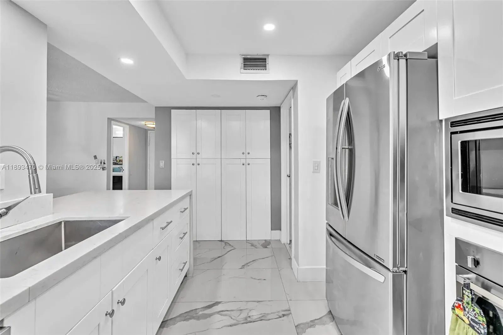 1000 Parkview Dr # 329, Hallandale Beach FL 33009