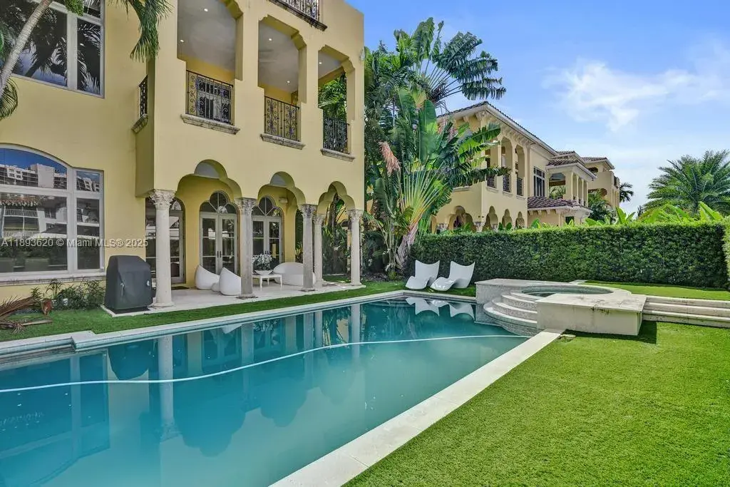1516 Island Blvd, Aventura FL 33160