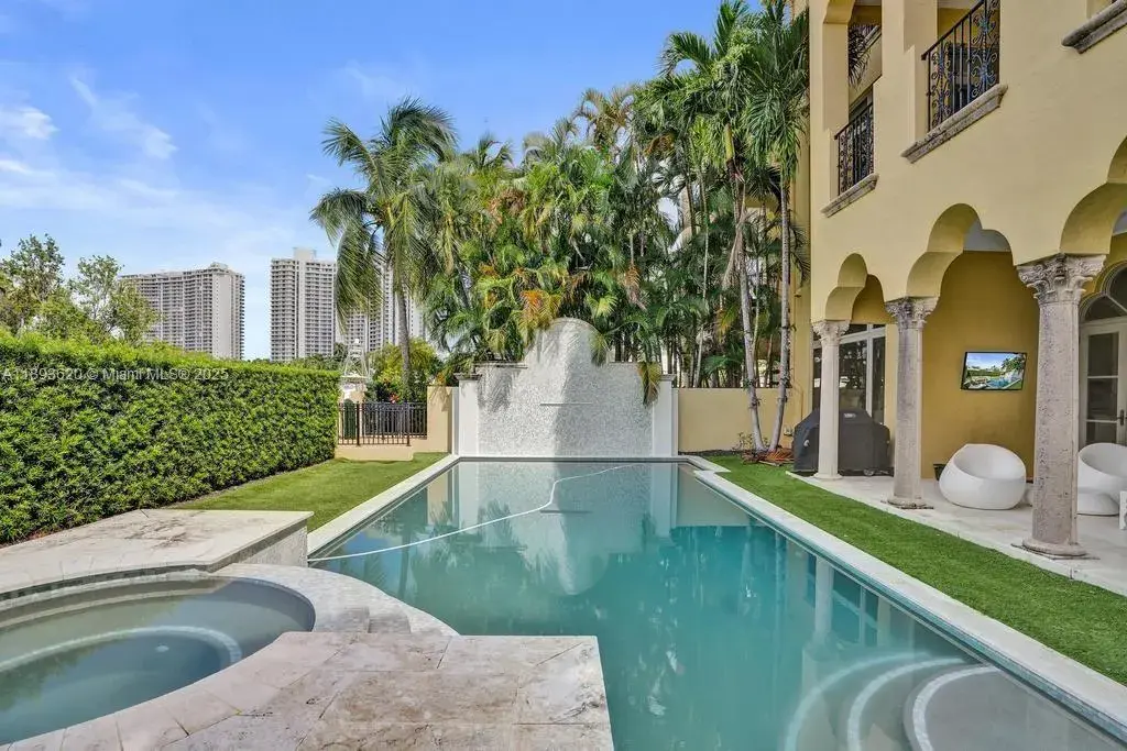 1516 Island Blvd, Aventura FL 33160