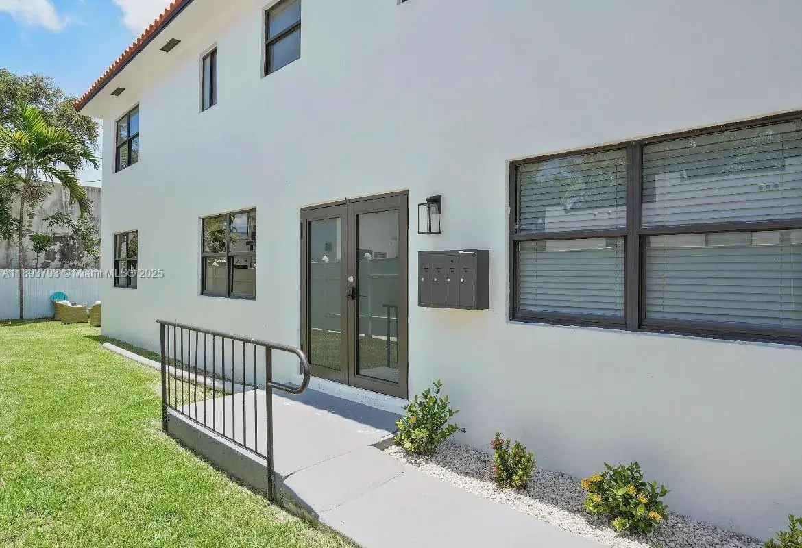 584 NW 30th St, Miami FL 33127