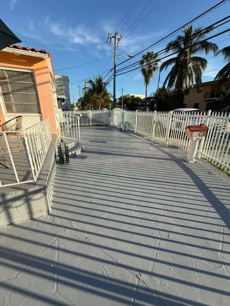 300 NW 13th Ave, Miami FL 33125 photo 2