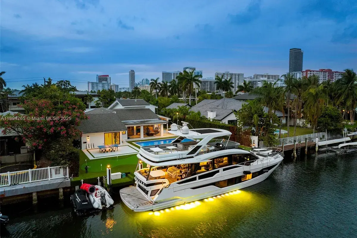 207 Holiday Dr, Hallandale Beach FL 33009