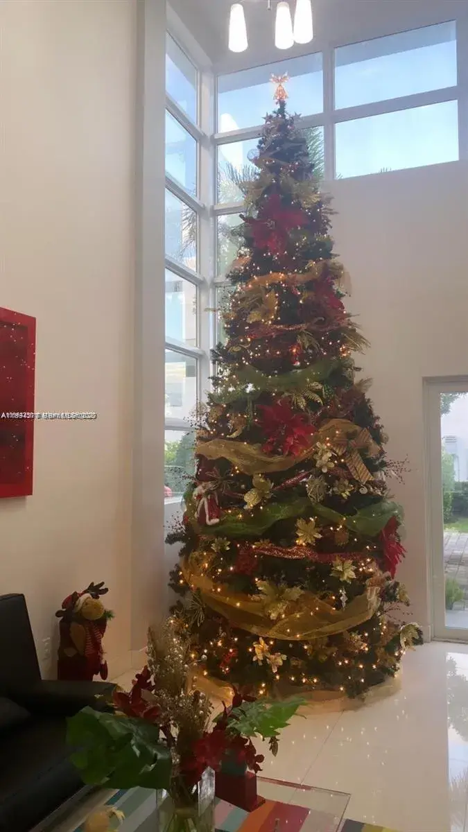 9880 NW 74th Ter, Doral FL 33178