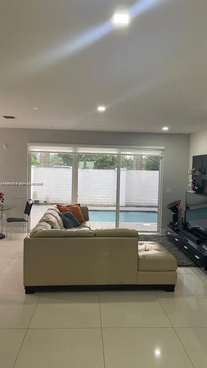9880 NW 74th Ter, Doral FL 33178