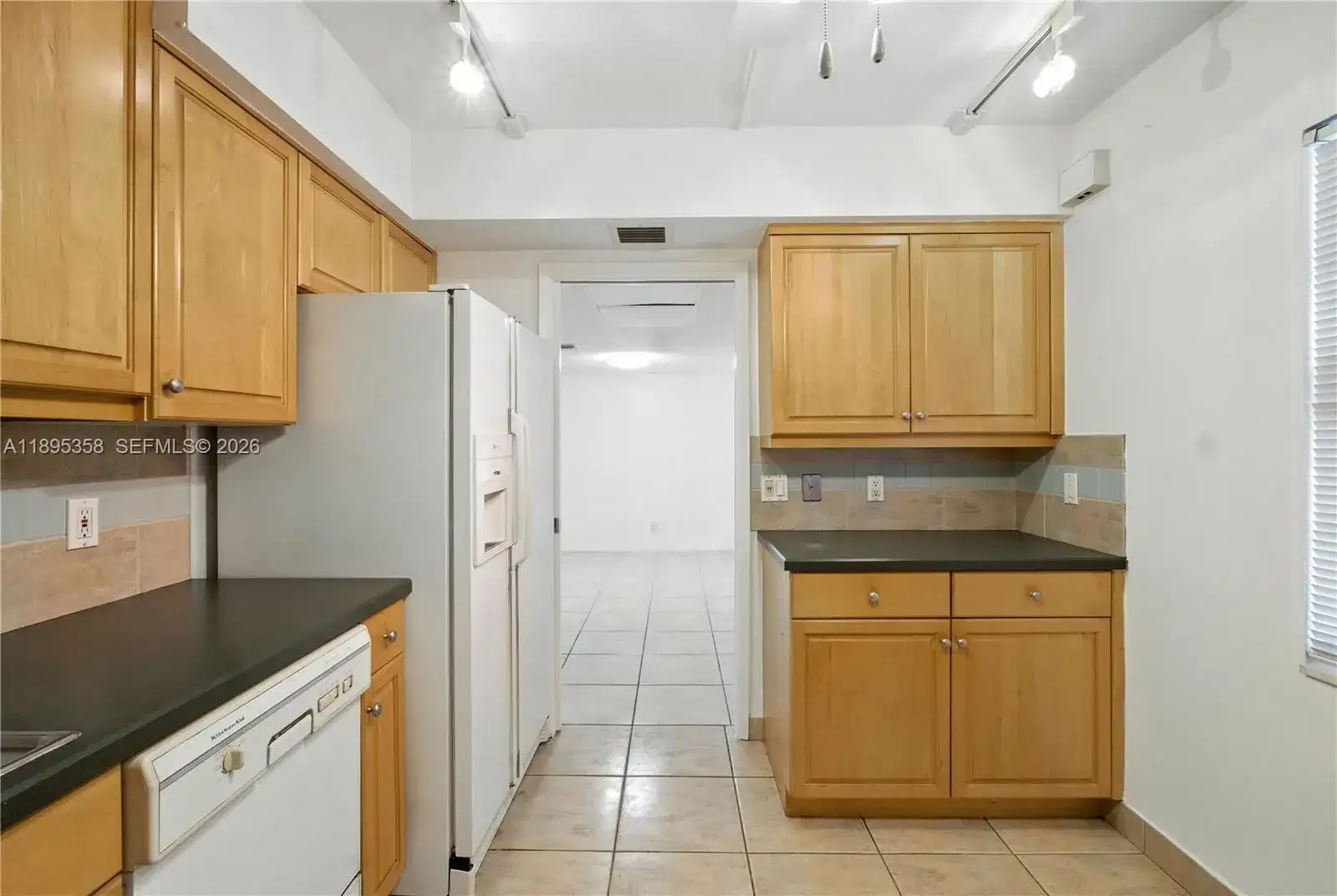 3850 Oaks Clubhouse Dr # 307, Pompano Beach FL 33069 photo 2