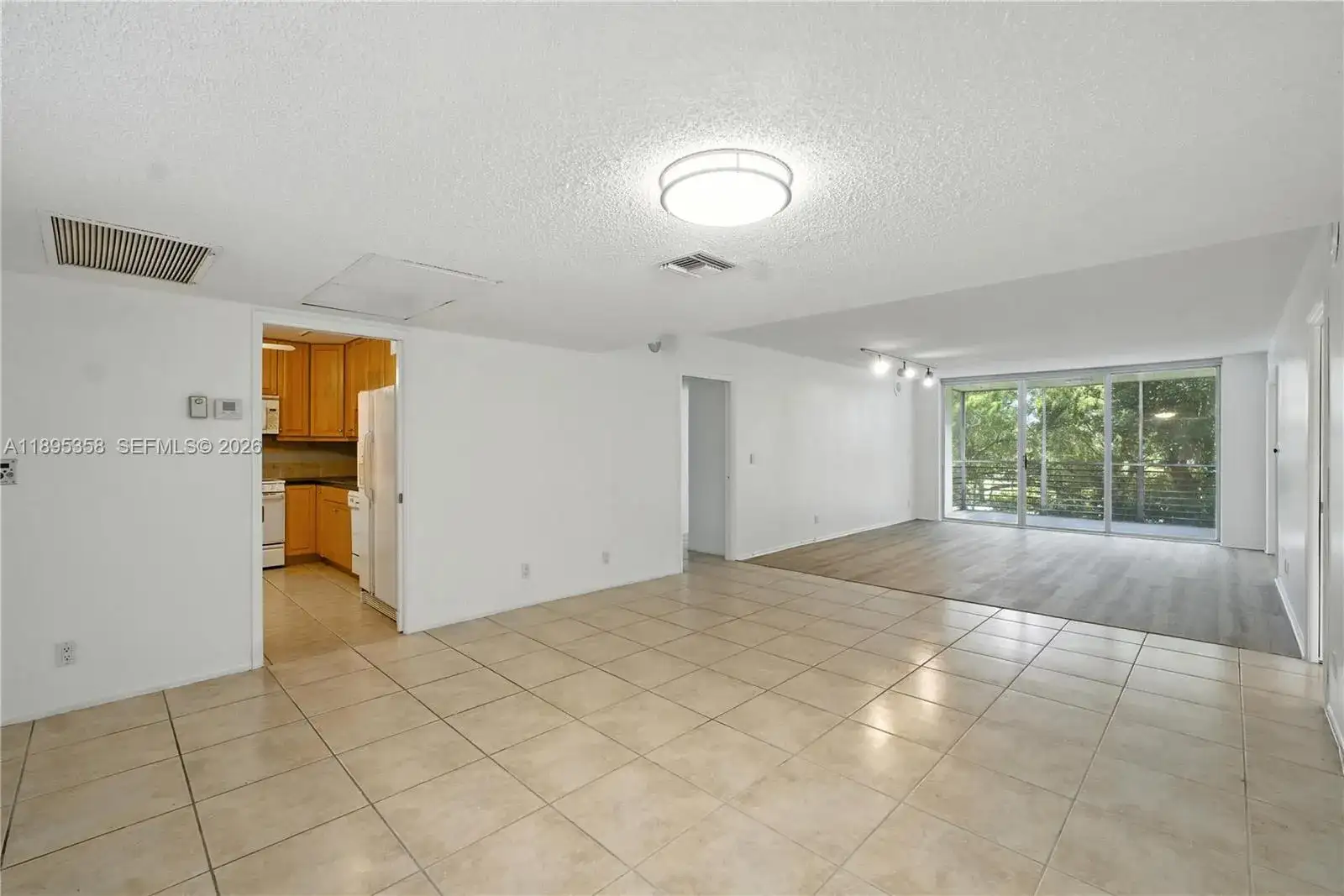 3850 Oaks Clubhouse Dr # 307, Pompano Beach FL 33069 photo 4