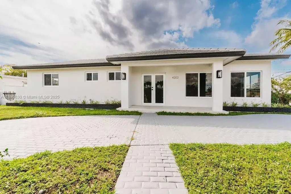 4202 SW 98th Ave, Miami FL 33165 photo 2