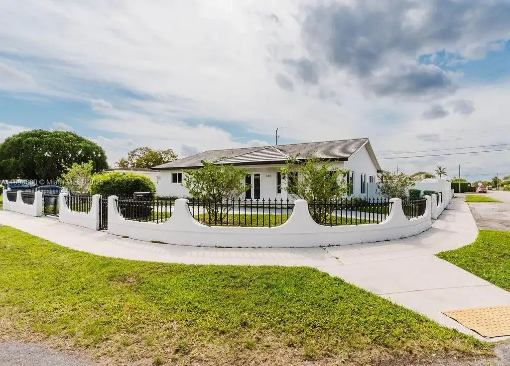 4202 SW 98th Ave, Miami FL 33165 photo 3