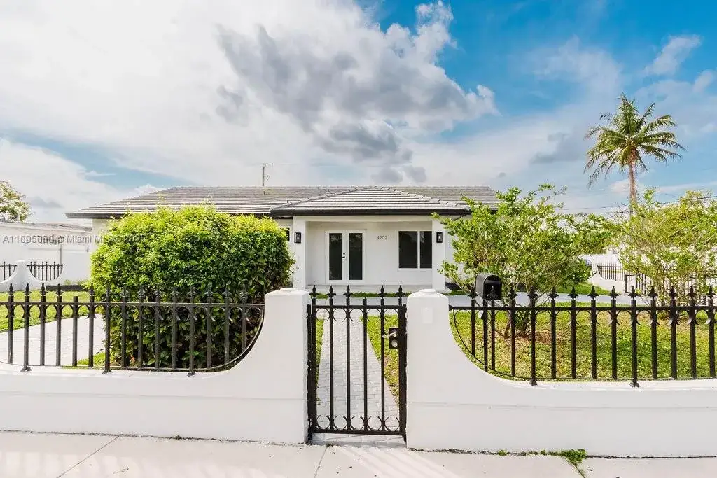 4202 SW 98th Ave, Miami FL 33165 photo 4