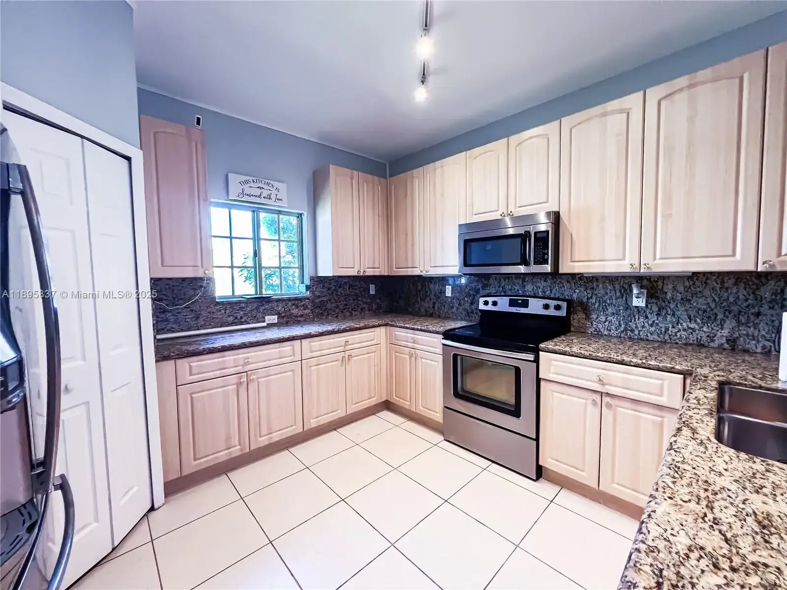 3353 NE 11th Dr, Homestead FL 33033 photo 4