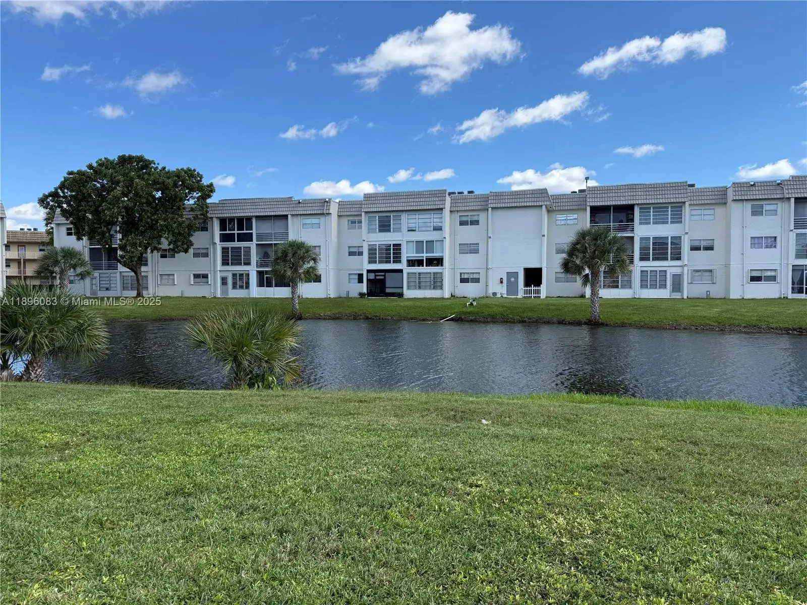 8450 Sunrise Lakes Blvd # 111, Sunrise FL 33322 photo 2
