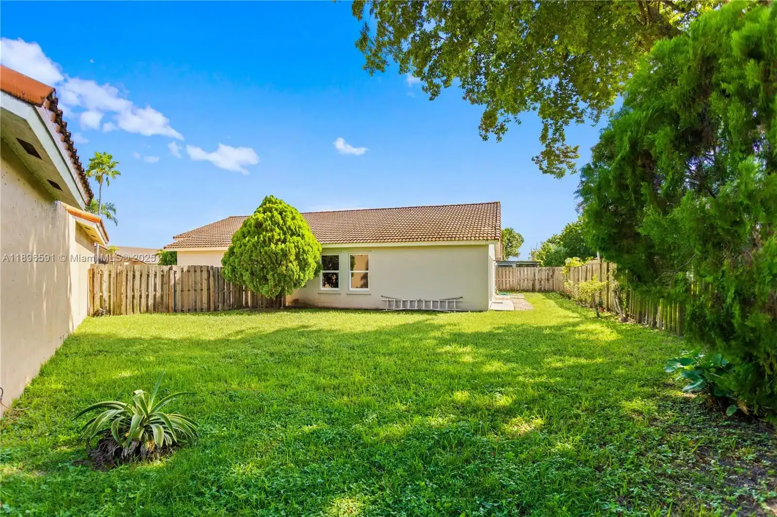 6090 NW 179th Ter, Hialeah FL 33015 photo 2