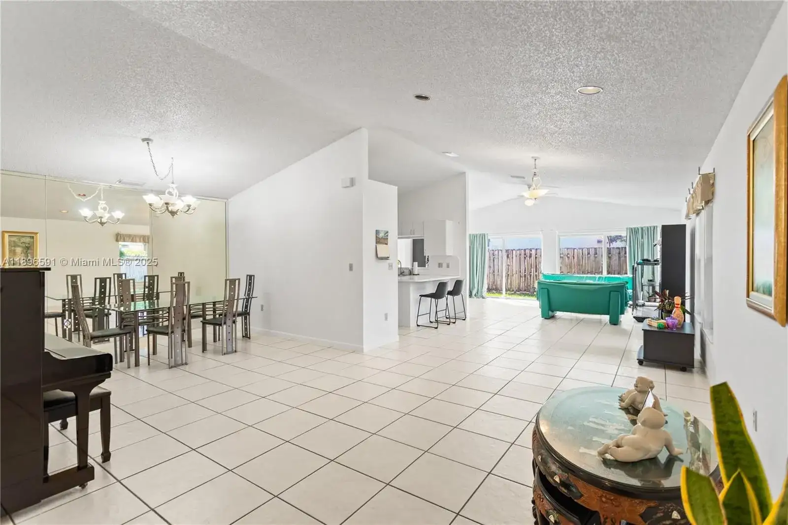 6090 NW 179th Ter, Hialeah FL 33015 photo 3