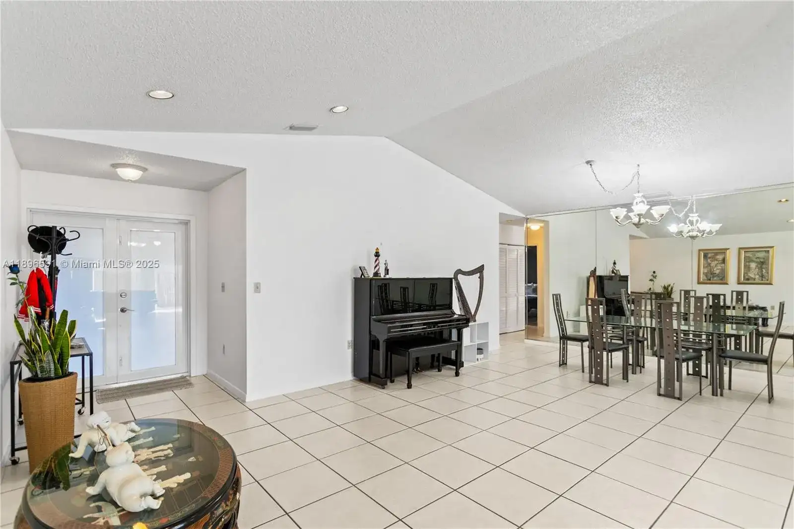 6090 NW 179th Ter, Hialeah FL 33015 photo 4