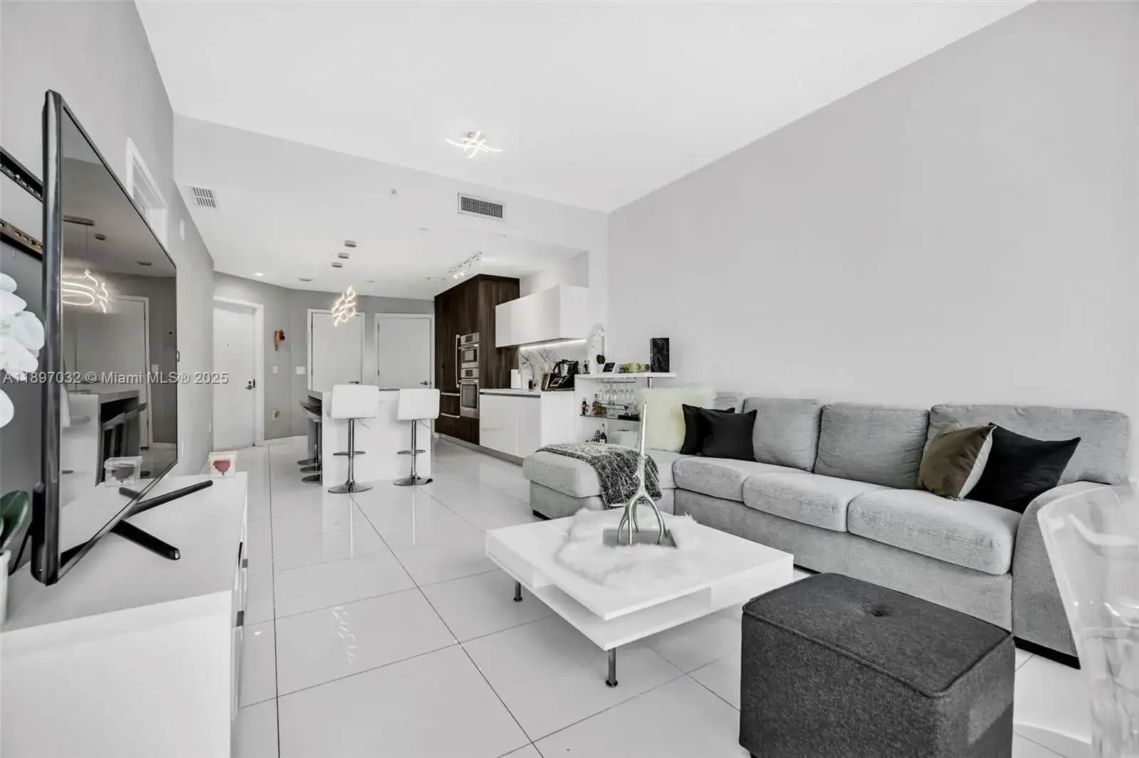 851 NE 1st Ave # 806, Miami FL 33132 photo 4