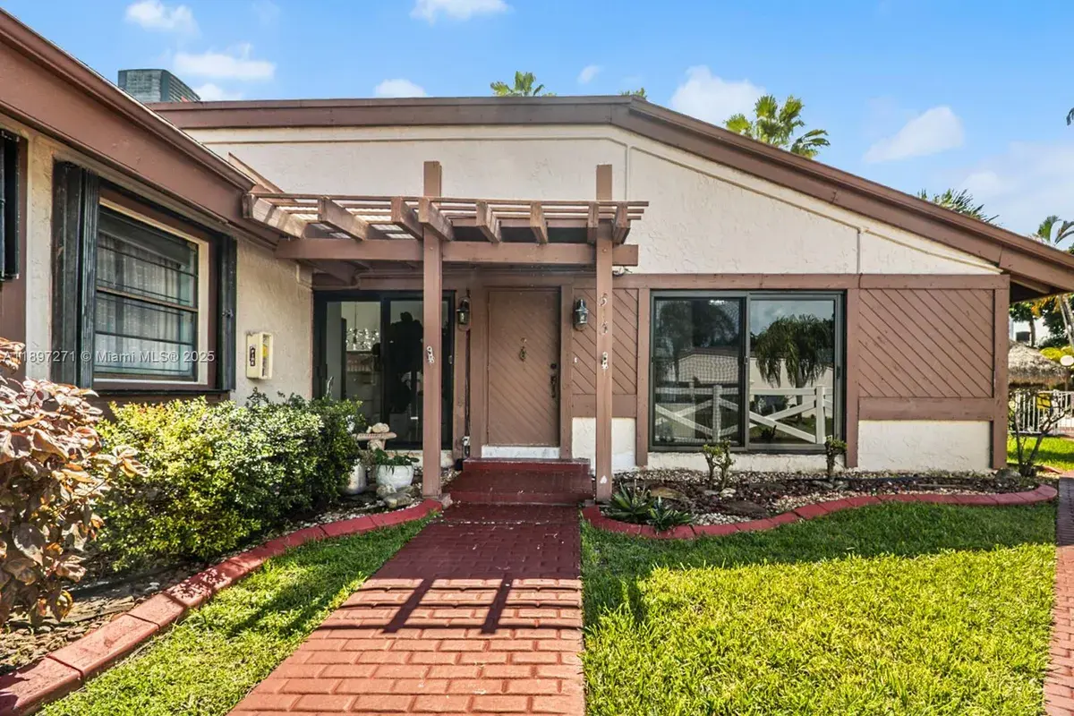 513 Leslie Dr, Hallandale Beach FL 33009