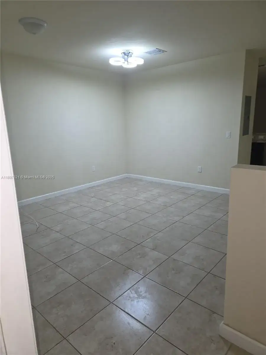 528 SE 32nd Ave # 528, Homestead FL 33033 photo 2