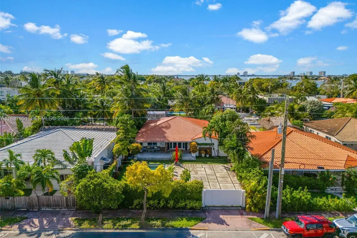 7970 Hawthorne Ave, Miami Beach FL 33141