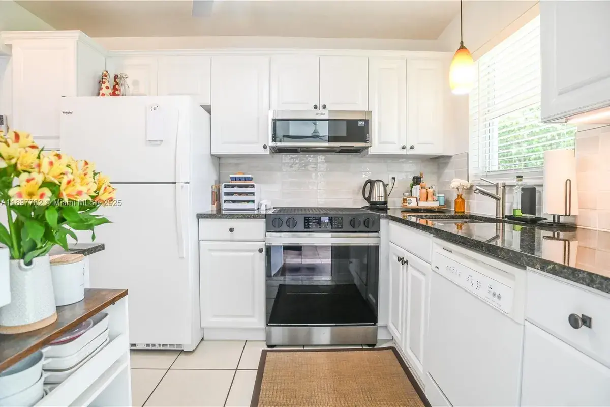 581 Blue Heron Dr # B, Hallandale Beach FL 33009