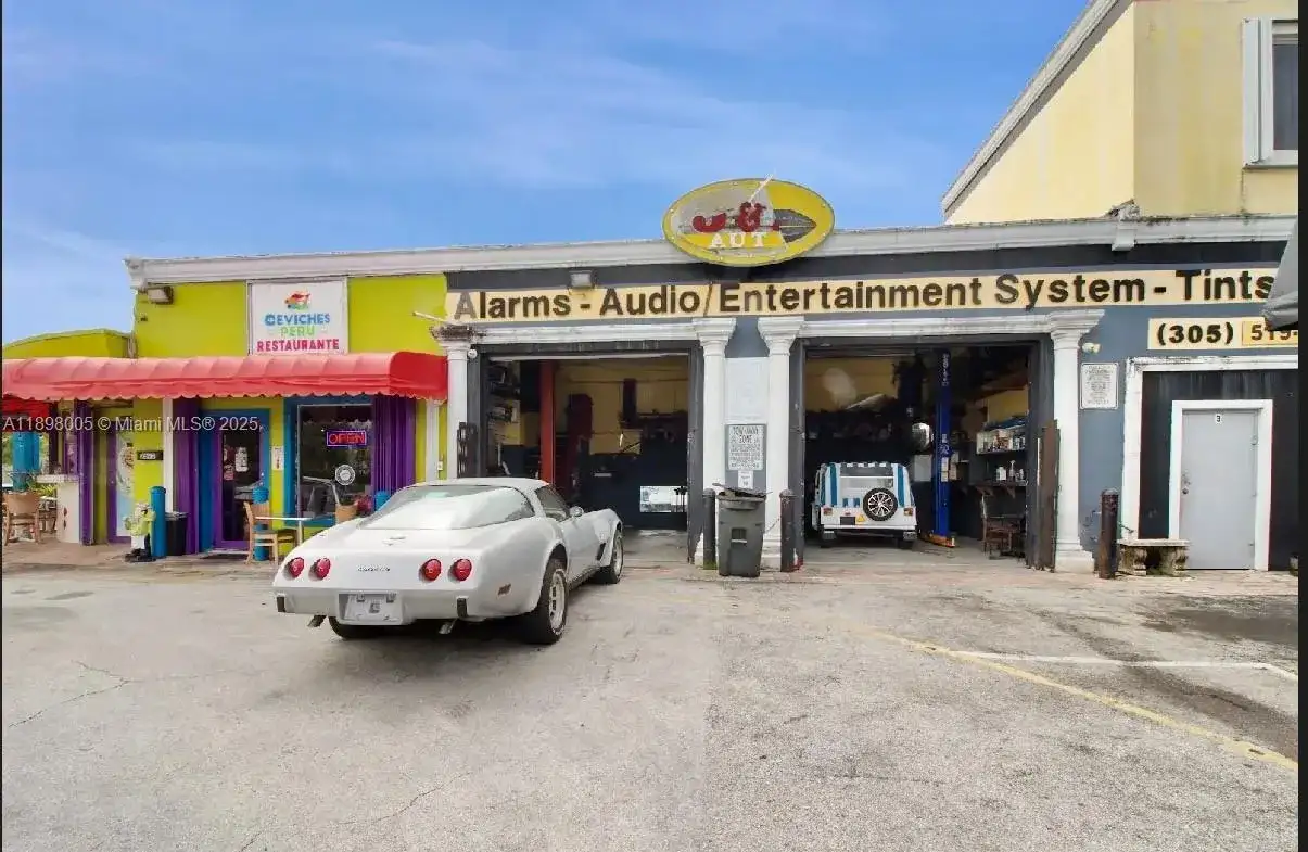 2692 Palm Ave, Hialeah FL 33010 photo 2