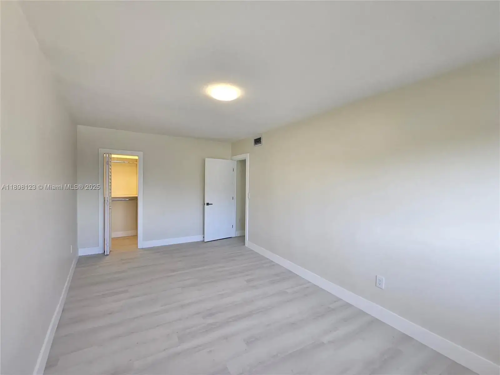 834 Raymond St, Miami Beach FL 33141 photo 3