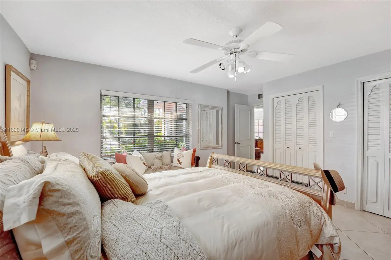5517 Bayview Dr, Fort Lauderdale FL 33308