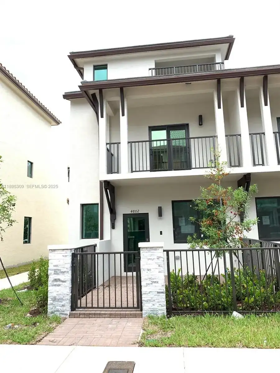 4802 NW 83rd Path, Doral FL 33166 photo 2
