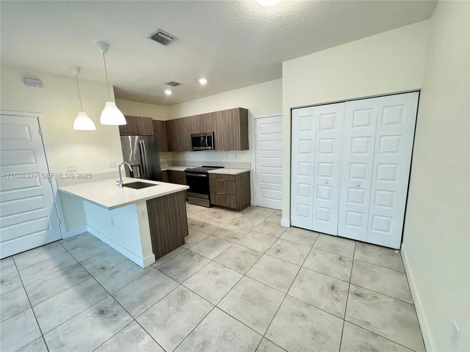 4802 NW 83rd Path, Doral FL 33166 photo 4
