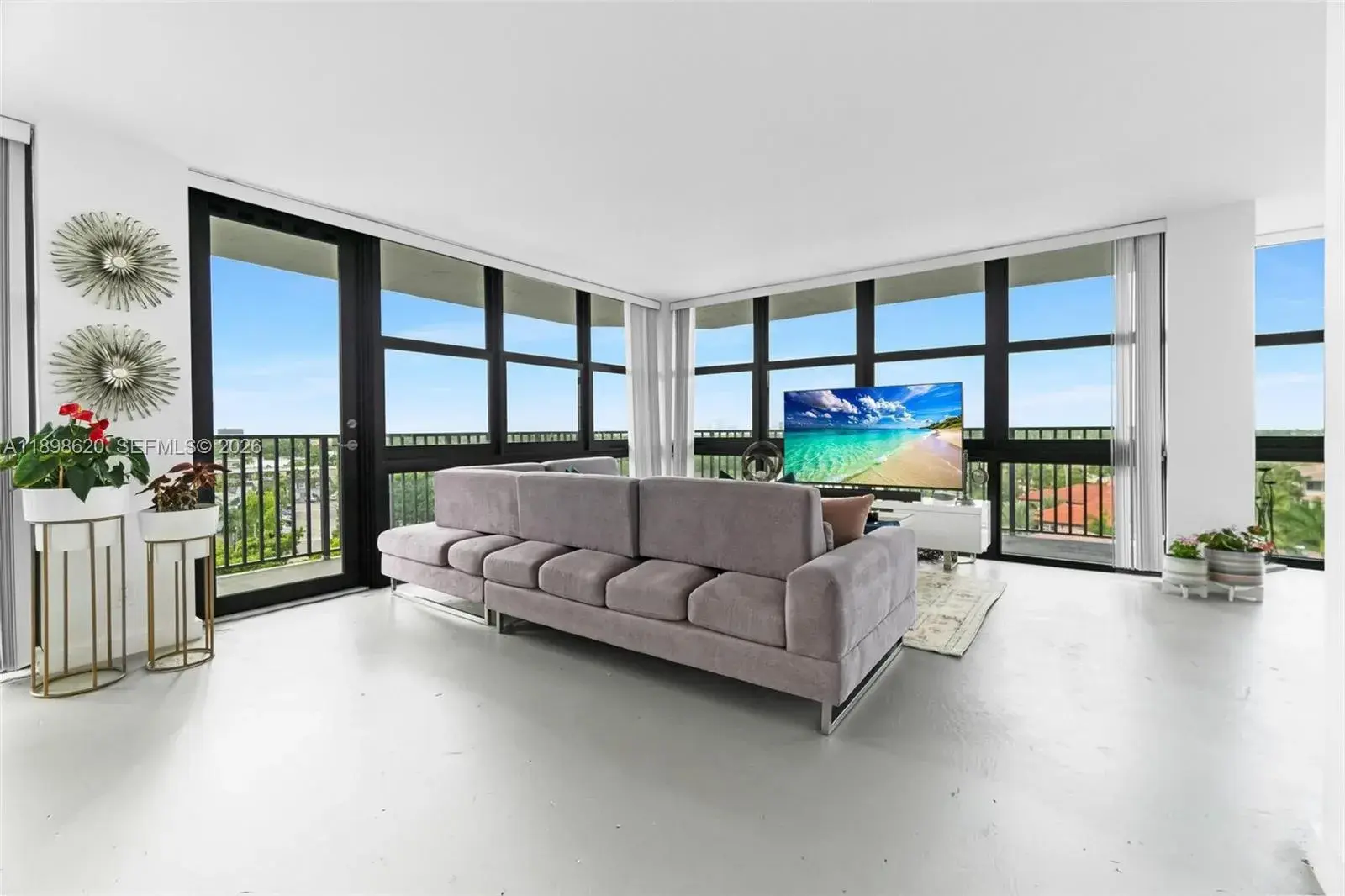 1000 Parkview Dr # 809, Hallandale Beach FL 33009