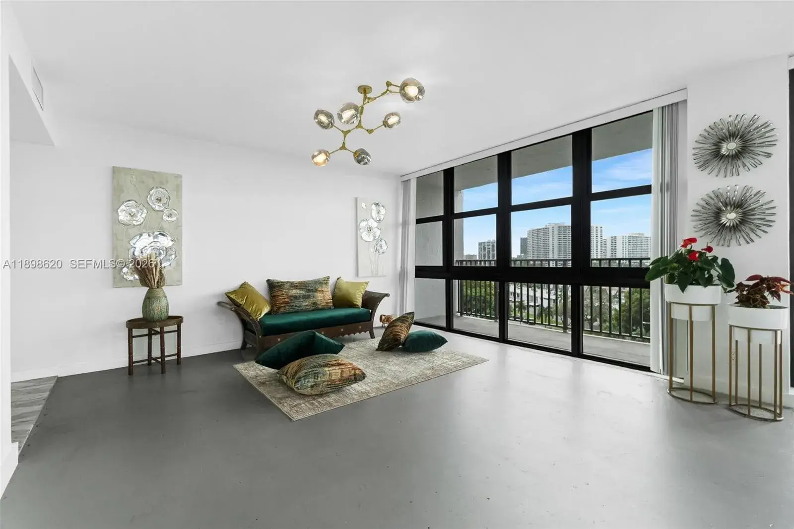 1000 Parkview Dr # 809, Hallandale Beach FL 33009