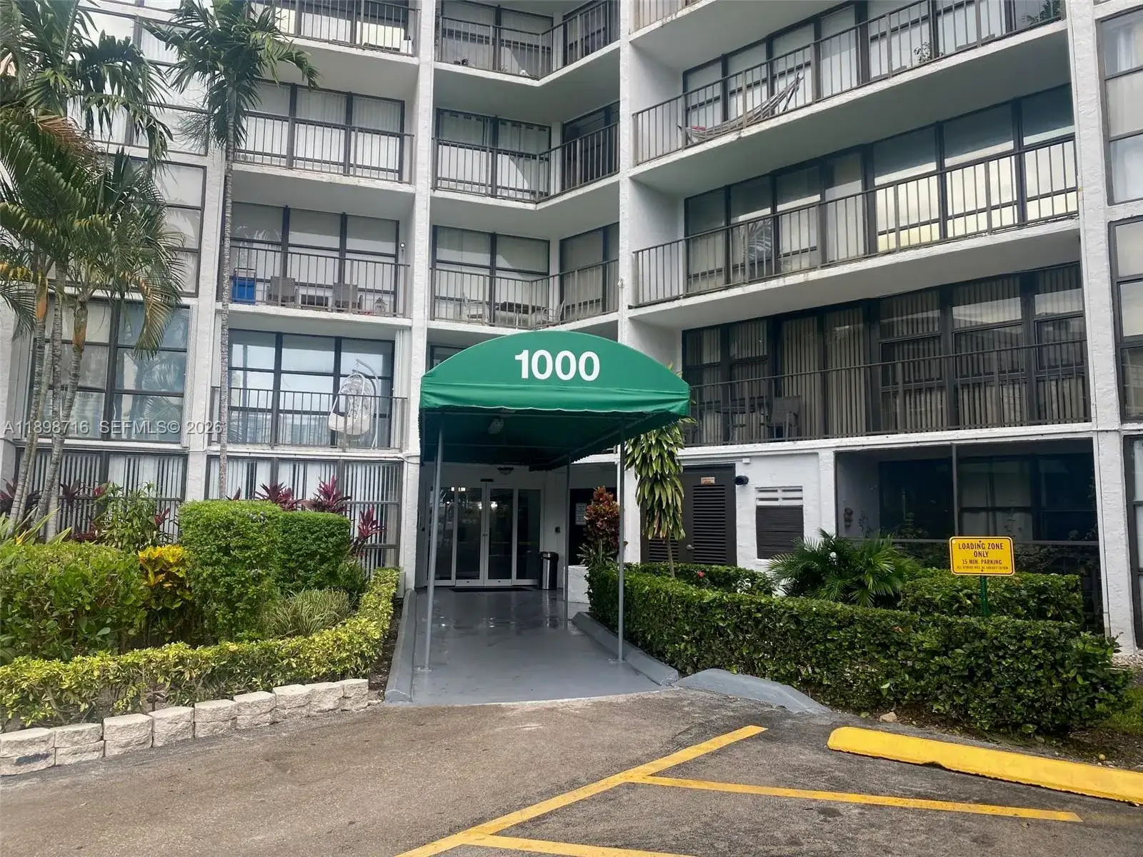 1000 Parkview Dr # 427, Hallandale Beach FL 33009
