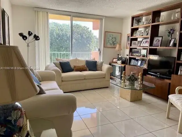 9350 Fontainebleau Blvd # 408, Miami FL 33172 photo 4