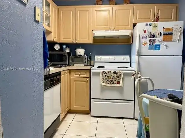 9350 Fontainebleau Blvd # 408, Miami FL 33172 photo 5