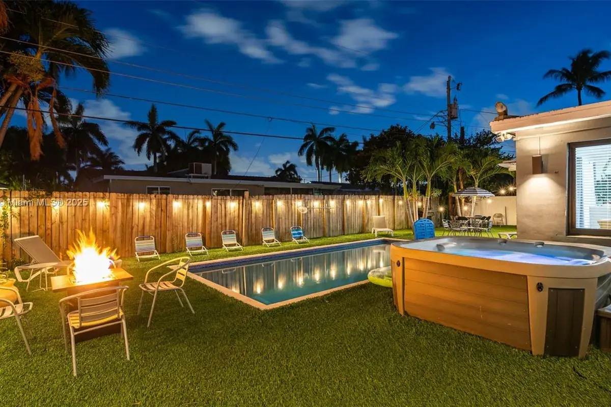 1024 NE 4th St, Hallandale Beach FL 33009