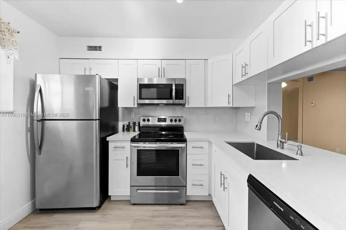 3047 N Oakland Forest Dr # 204, Oakland Park FL 33309 photo 2