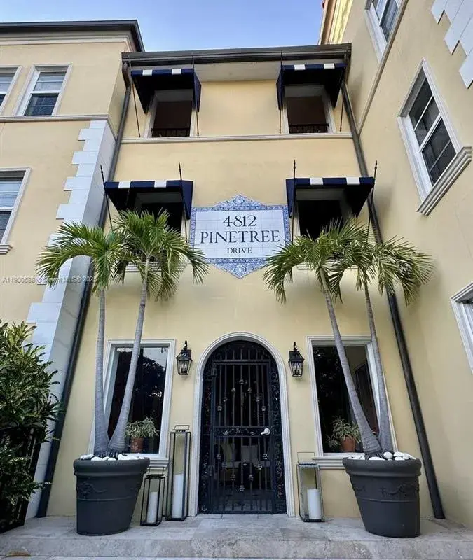 4812 Pine Tree Dr # 204, Miami Beach FL 33140