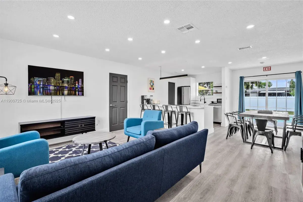 7471 Hope St, Hollywood FL 33024