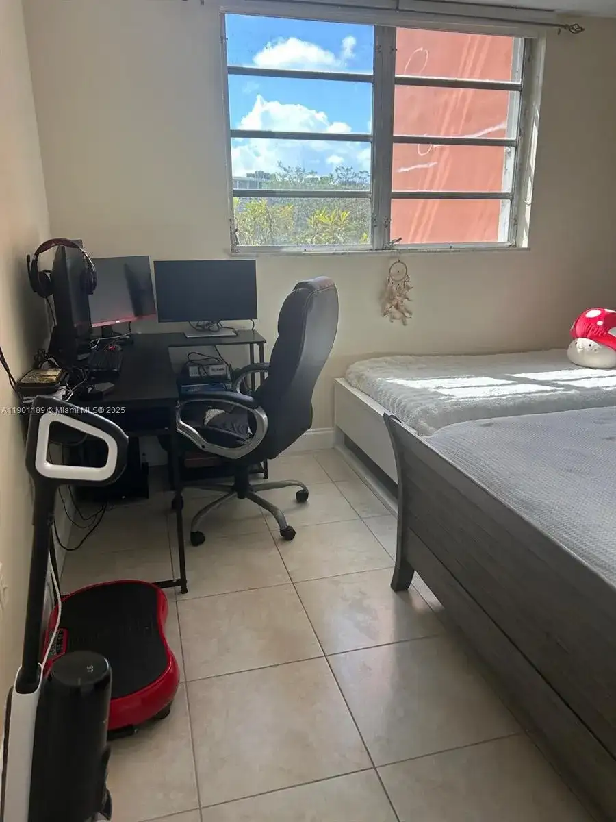 1700 NE 191st St # 304, Miami FL 33179 photo 2